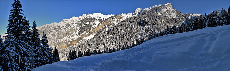 Bella vista verso il Pizzo Badile e il Monte Secco nel sole